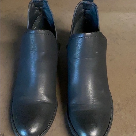 Universal Thread Booties - Picture 3 of 3